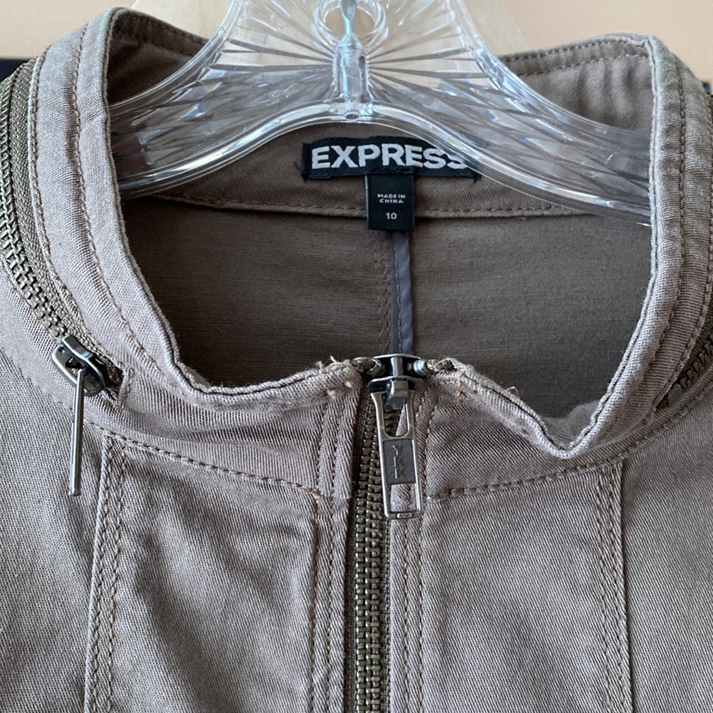 Express - Picture 3 of 8